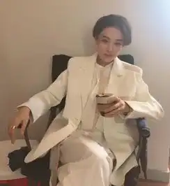 张馨予剪短发太攻了,穿白色西装霸气开撩,帅起来没何捷什么事
