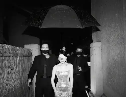 离婚1年后,周迅与小13岁男友新恋情曝光,网友这脸这发型绝了
