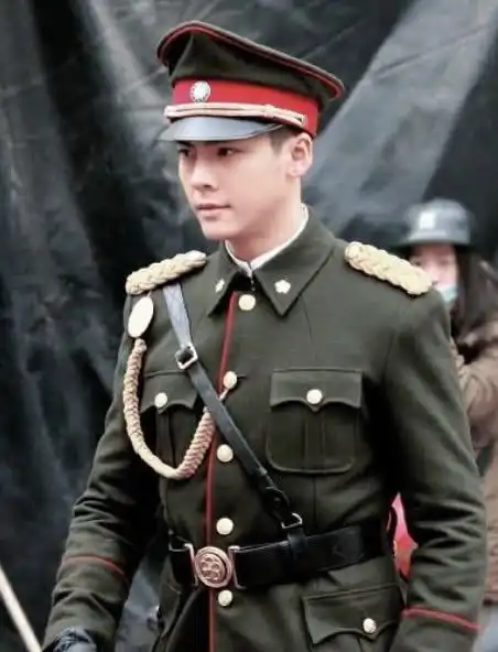 男神穿军装,陈伟霆霸气,任嘉伦清秀,胡歌贴身,最后一个最惊喜
