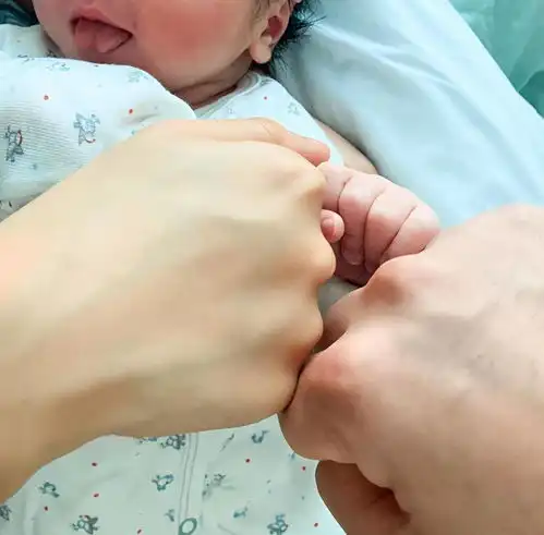 倪晨曦官宣产子与低颜值精英男登记才2个月,结婚生娃进度猛
