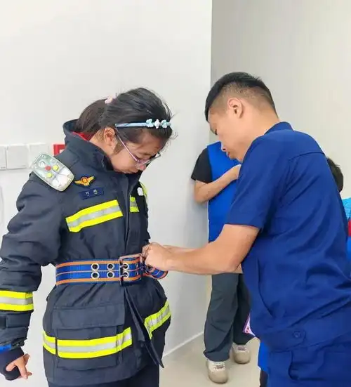 少先队员化身小小消防员,致敬火焰蓝
