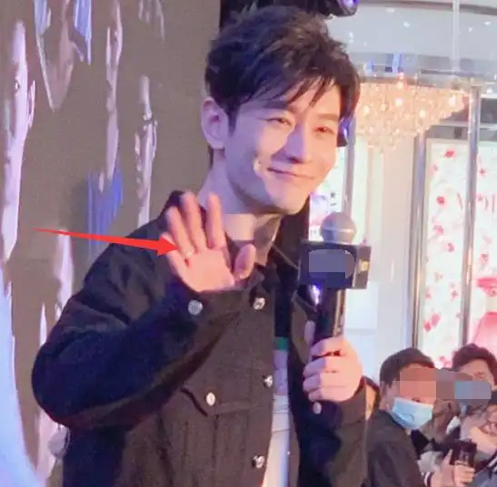 baby发文官宣离婚,黄晓明贱卖豪宅分财产男方全网维权否认婚变
