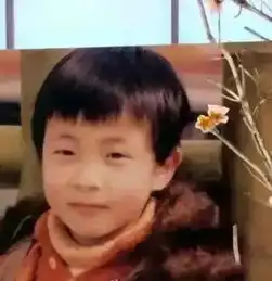 薛之谦小时候长得好像洋娃娃,曹格穿抹胸裙子内心估计是一脸懵逼

