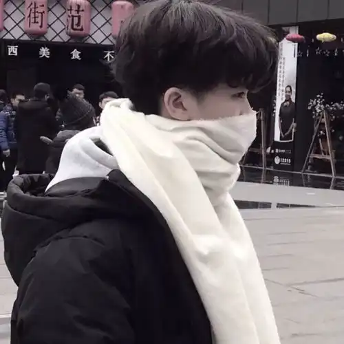 男生头像假装忙碌假装不辛苦假装不想你
