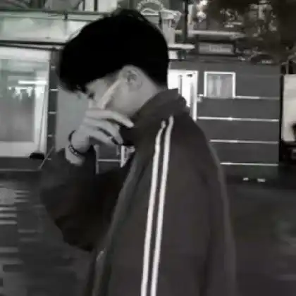 伤感的男生头像,一共12张黑白色的占多半
