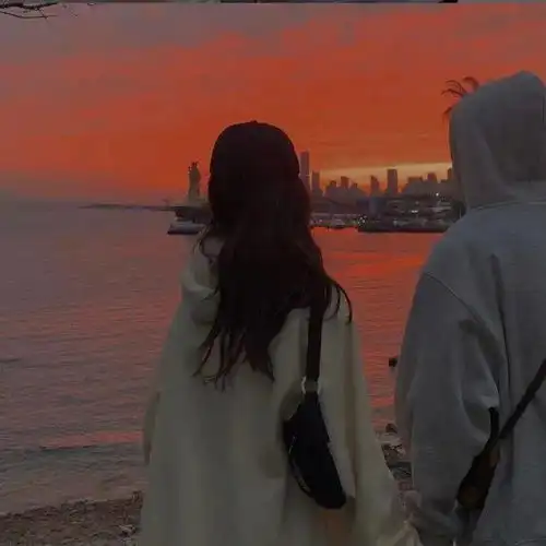 情侣头像满心欢喜热爱未来拭目以待
