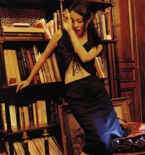 头像长得好看有什么用闹钟一响还不是得起床
