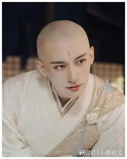 油头粉面就别吹美男子了,这8位男星剃光头,帅到想让他们半永久
