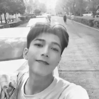 伤感男生头像黑白落寞孤单,在夹缝中寻找那一丝光明
