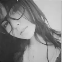 qq头像女高冷黑白戴眼镜
