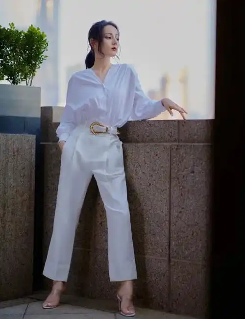 迪丽热巴帅起来真没别人什么事了白衬衫配金边眼镜,a到不行了
