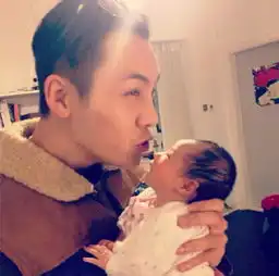 人贩子抱孩子陈伟霆逗比照片合集附男明星抱孩子完整版
