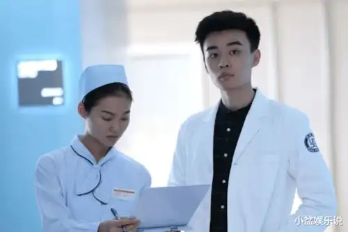 他是一个阳光开朗的男孩子,在剧中的表现特别棒,名字叫做邵伟桐
