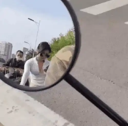 毕业拍合照,老师挑的这个位置太好了,同学们都笑岔气哈哈哈哈哈