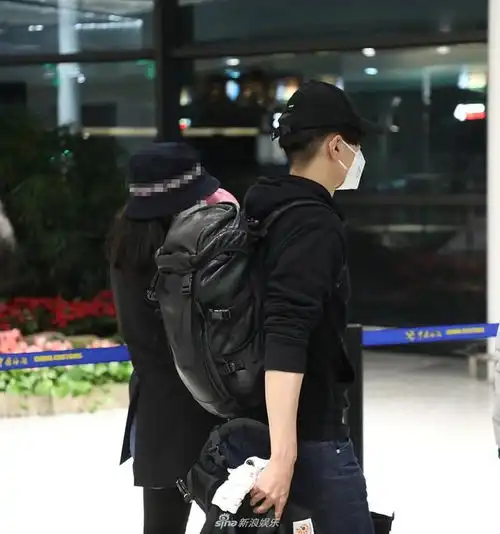 高圆圆携女儿现身画面温馨有爱赵又廷一路守护男人味爆棚
