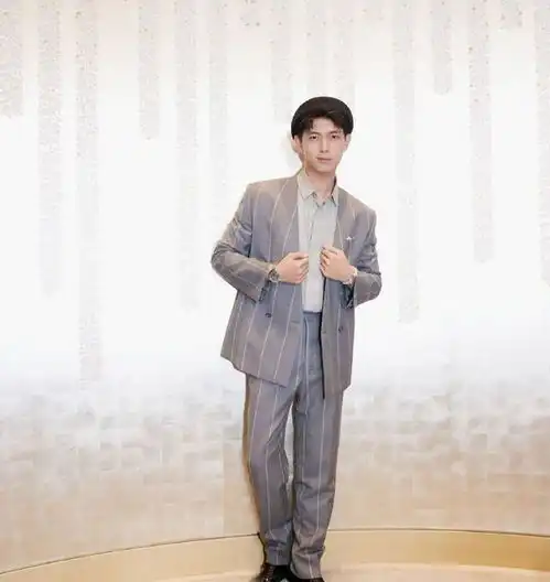 脾气真好李现被跟拍两个月,口头驱赶多次无效,也不爆粗口
