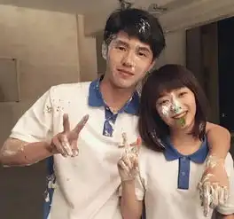 刘昊然谭松韵合体现身没代沟家庭背景身家疑过百亿
