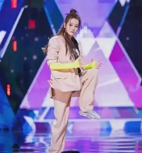 土味单品or攻气扛把子欧阳娜娜穿西装,咋这么像卖保险的啊
