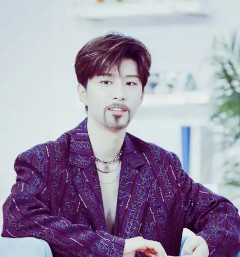 百分九男生留胡子,朱正廷像失恋了,黄明昊变沧桑,他反而更有魅力样子

