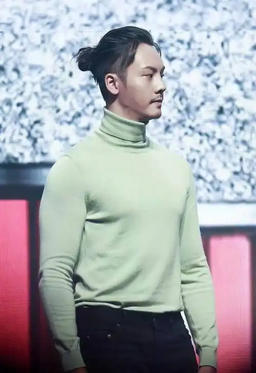 怪不得易烊千玺热搜称号15个位居第一,就这造型谁有他帅
