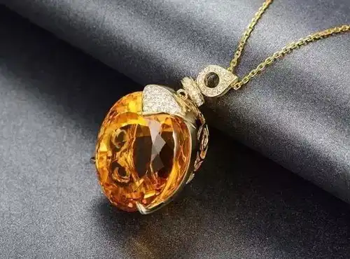 贞贞翡翠绿色显白黄色显暗戴珠宝不看肤色,难怪越戴越土
