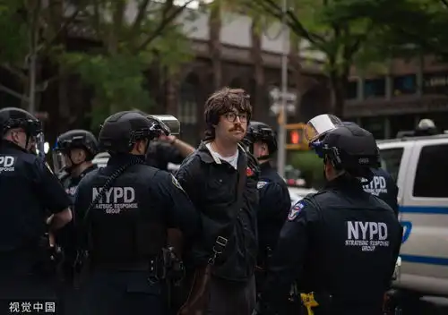 美国警察向高校示威者喷胡椒喷雾
