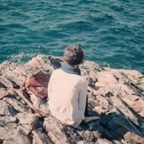 我现在想和异地女友分手,不知道怎么和她说,我不想一直什么事情都依她,相处2年了,我累了,该怎么办
