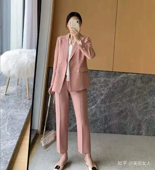 秋天穿什么衣服颜色显白显瘦
