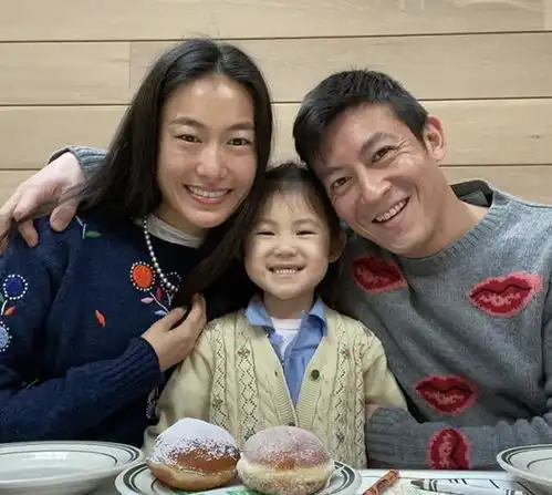 陈冠希全家为女儿庆生,三岁alaia手绘父母画像颇有艺术天分
