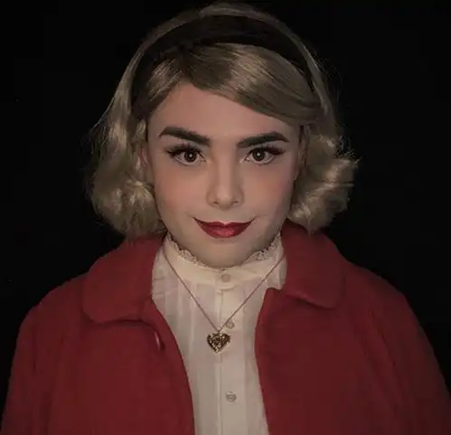 美国男化妆师变装经典女性卡通角色成网红
