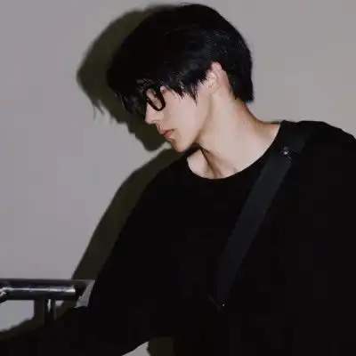 ins超酷男生头像
