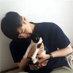 男生抱猫抱狗帅气暖心头像2018精选爱你所以离开你眼泪是回忆
