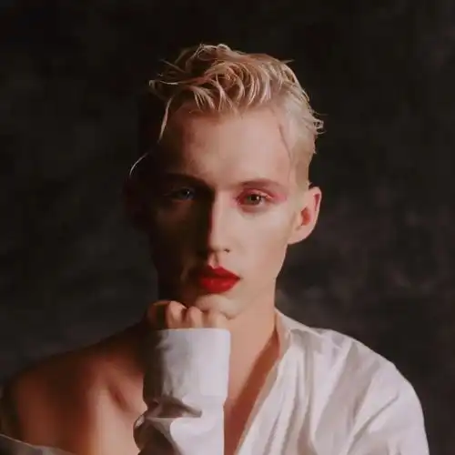 男人做美甲女人穿西装这事今年竟然是最潮的
