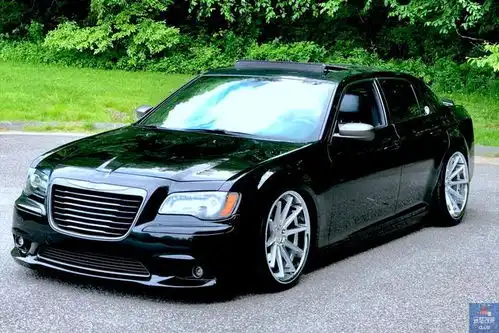 改装超大22寸轮毂的克莱斯勒300c,霸气的美系大块头
