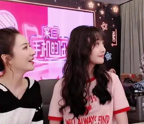 郑爽直播生图,锥子脸变圆脸颜值回巅峰,一笑却龇牙咧嘴太怪异
