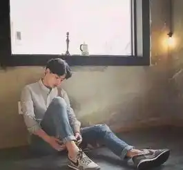 男生夏天搭配什么样的衣服显得文艺干净
