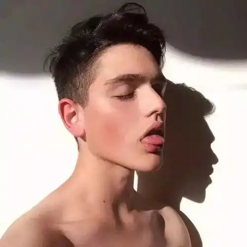 潮酷欧美男生头像
