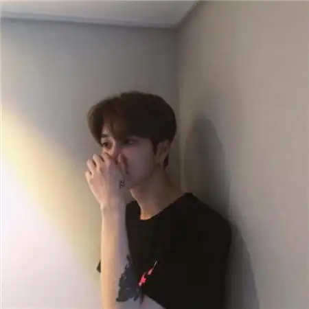 qq头像男生孤独寂寞不善言辞就活该孤独
