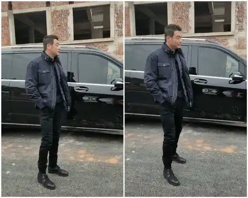 杨烁回老家和友人在路边聊天被拍本人跟电视上差距也太大了吧
