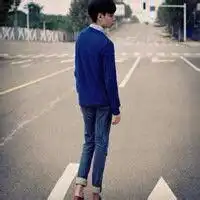 qq头像男生在马路上的背影是晚上时
