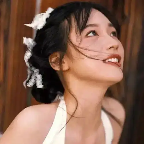 真人女头像立于皓月之边,不弱星光之势

