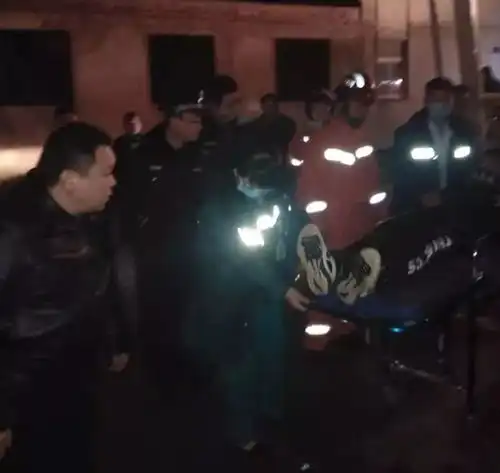 深夜上蔡一男子爬上塔吊轻生民警爬楼救人...
