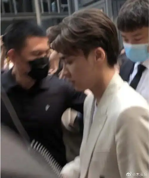 李易峰米白色西装生图氛围感真的绝了峰哥好苏这下颌线太养眼啦
