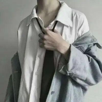 求一张原图,一个男生穿白衬衣配牛仔外套,单手解黑色领带的图片
