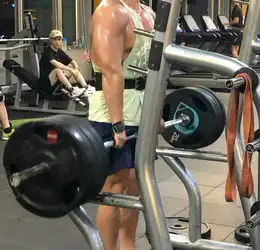 健身房浴室再爆偷拍丑闻,肌肉教练成受害者
