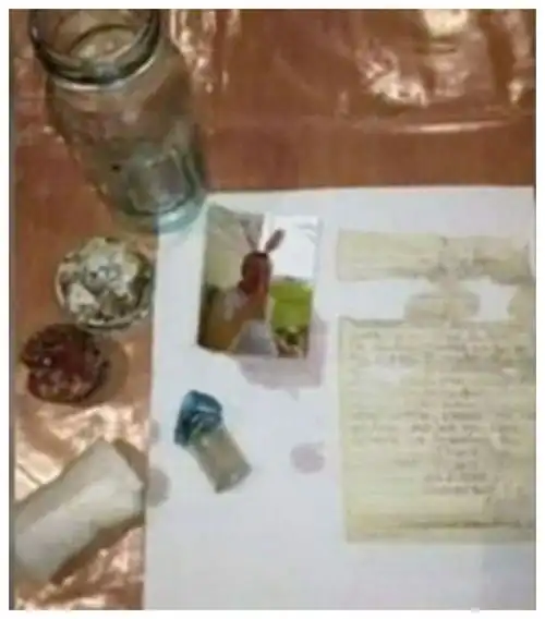 西班牙一家人捡到漂流瓶,欢喜打开,里面竟塞满骨灰和神秘纸条
