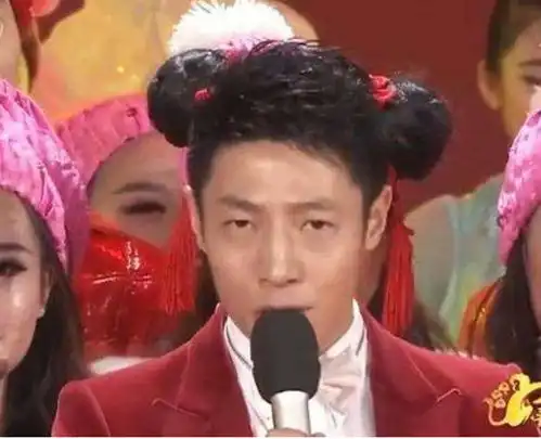 岳云鹏的头和迪丽热巴的腿都失踪了,考验观众眼力的时候到了
