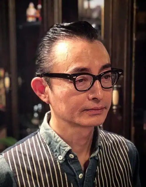 不建议50男人留的发型以为洋气,实际大叔味很重,太油腻

