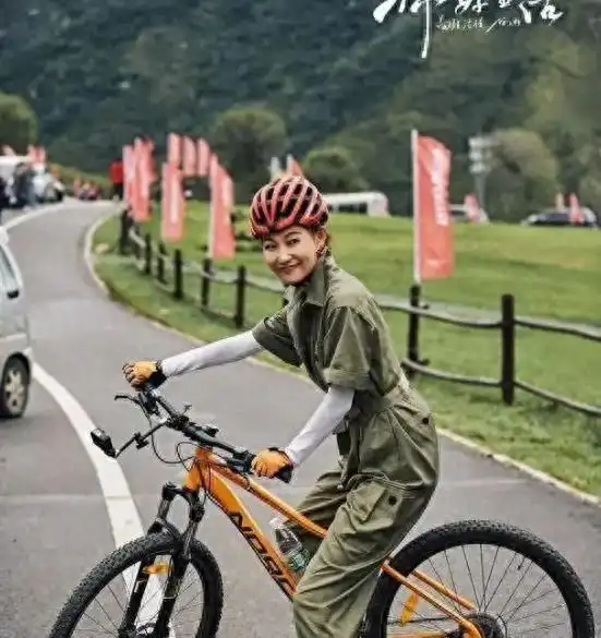 李梓萌展现独特魅力,红发美若仙子,运动装演绎新时尚
