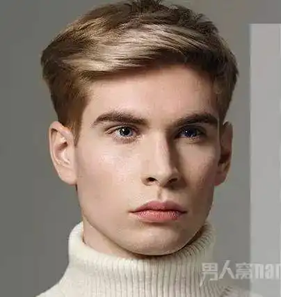 有什么适合下颚角大导致脸型方正的男生发型以及穿衣打扮
